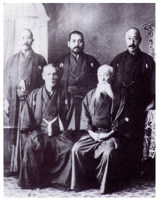 Le Comité Dai Nippon Teikoku Kendo Kata. Negishi Shingorō est assis à l'avant à droite avec Tsuji Shinpei (Shingyoto Ryu) à côté de lui. Au fond de droite à gauche : Takano Sasaburo (Itto Ryu), Monna Tadashi (Hokushin Itto Ryu) et Naito Takaharu (Hokushin Itto Ryu). La photo date de 1912