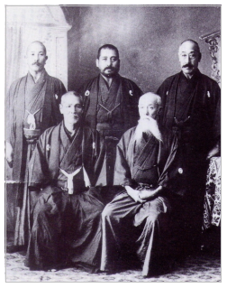 Comité Dai Nippon Teikoku Kendo Kata. Negishi Shingorō est assis à l'avant à droite avec Tsuji Shinpei (Shingyoto Ryu) à côté de lui. Au fond de droite à gauche : Takano Sasaburo (Itto Ryu), Monna Tadashi (Hokushin Itto Ryu) et Naito Takaharu (Hokushin Itto Ryu). La photo date de 1912